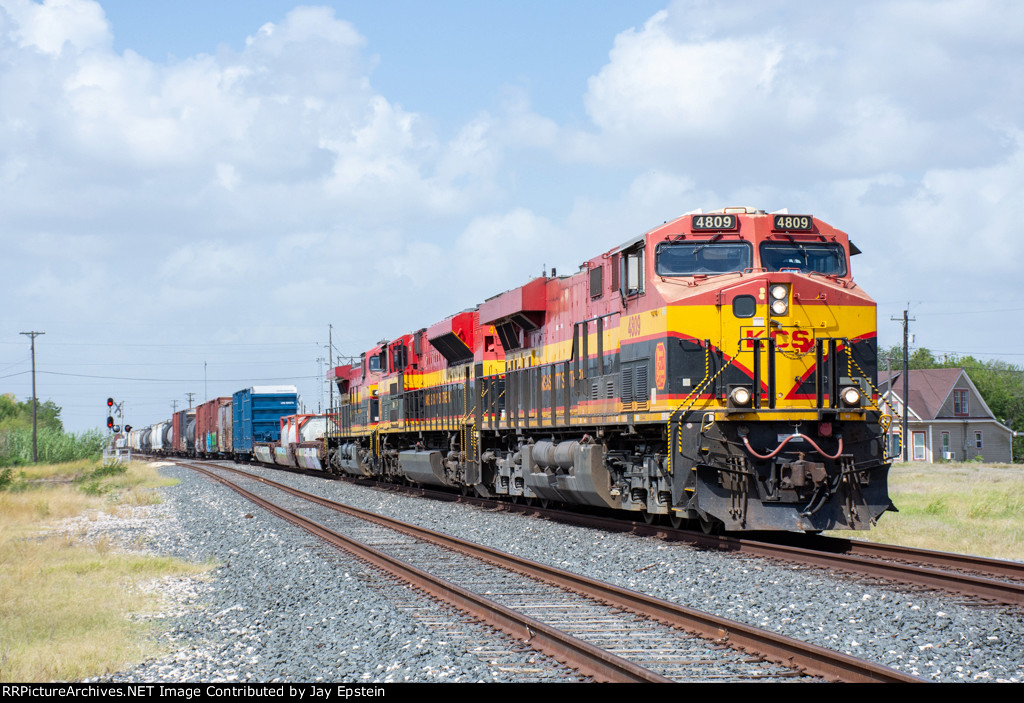 KCS 4809 rumbles through Sinton